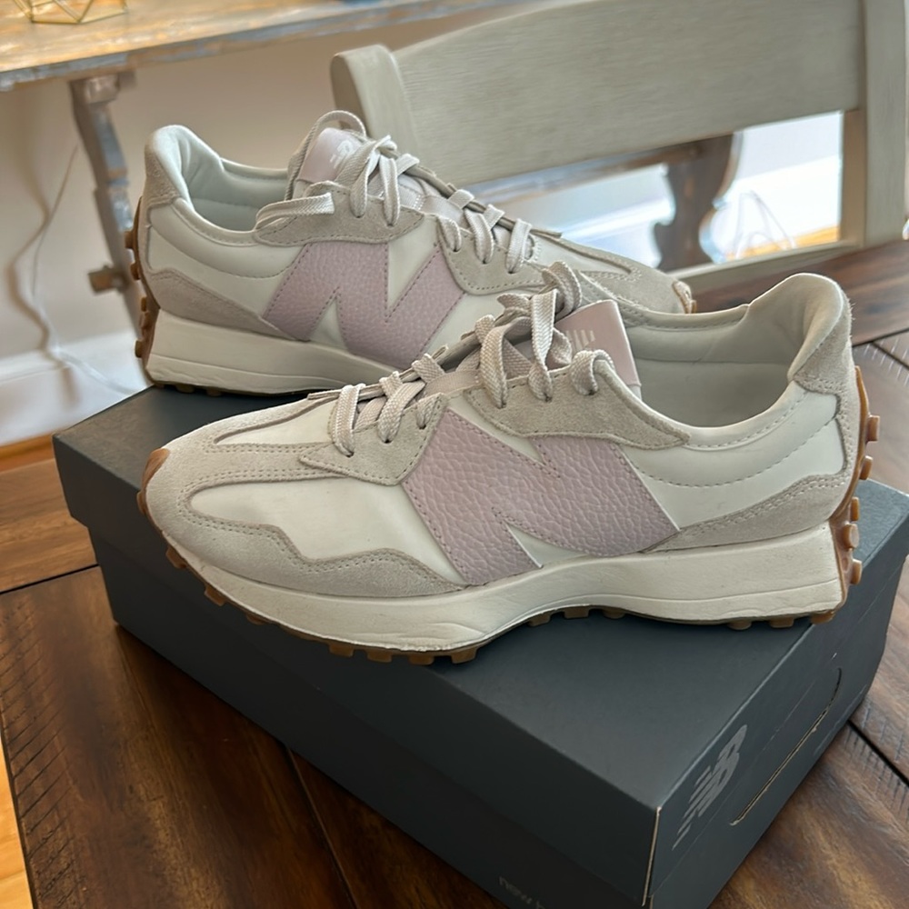 Women’s New Balance 327- Like New! Size 7.5